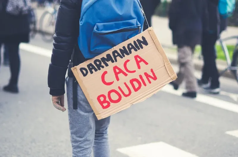 Macron celebra su llegada a Kenia con un baile tradicional