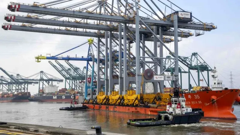 Vertido de petróleo paraliza parte del puerto de Amberes