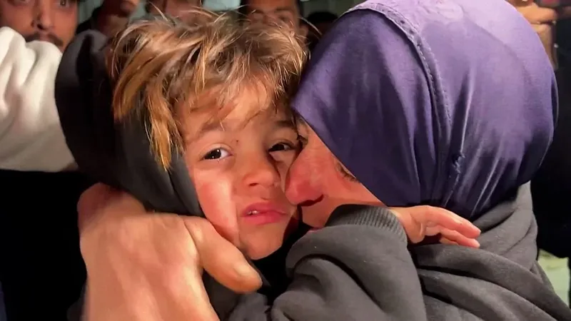 Emotivos Reencuentros en Rafah: La Reapertura del Paso Fronterizo