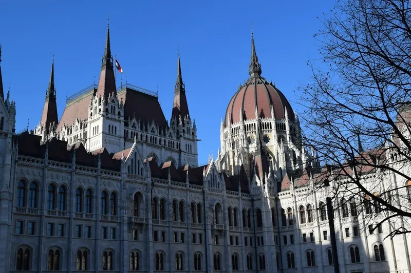 Comienzan las elecciones en Hungría: Orbán y Magyar se enfrentan en un momento histórico