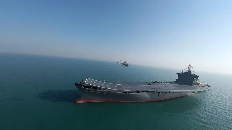 EE.UU. destruye un portaaviones no tripulado iraní en el Estrecho de Ormuz