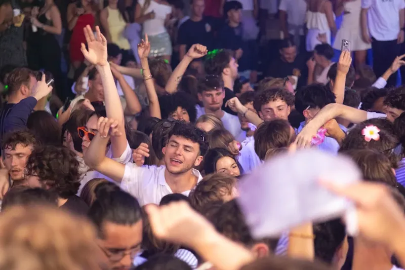 Francia prohíbe las raves y establece sanciones severas