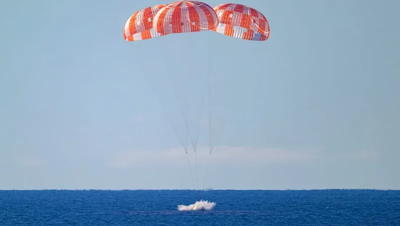 Los astronautas del Artemis II de la NASA regresan a la Tierra tras un viaje histórico alrededor de la Luna