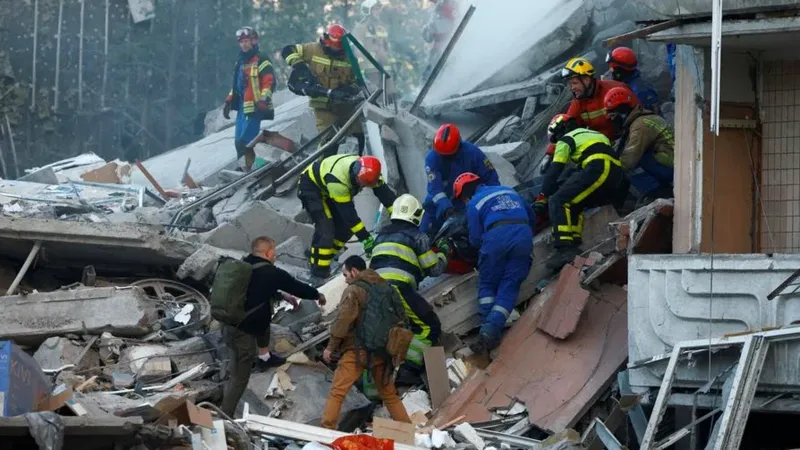 Devastador ataque ruso en Ucrania: 16 fallecidos y 57 heridos