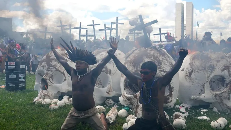 Miles de indígenas marchan en Brasilia por sus tierras