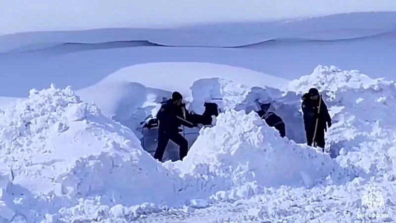 Equipos de rescate ayudan a cientos tras tormenta en Rusia