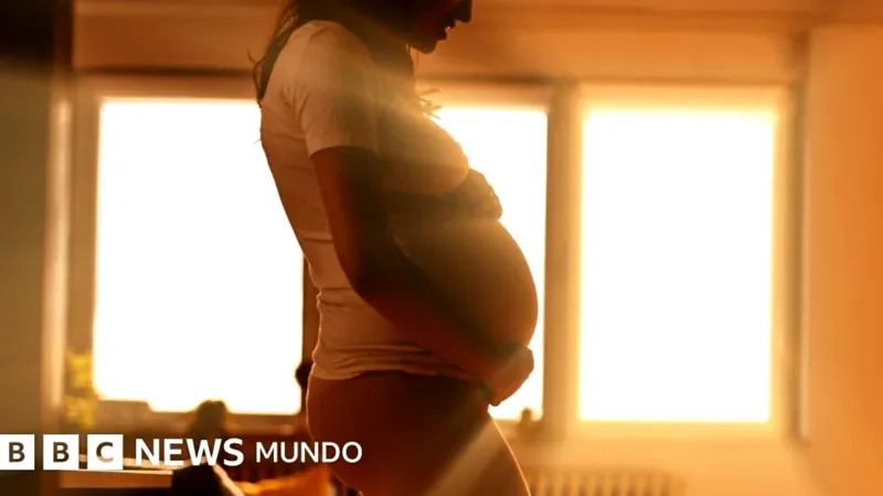 ¿Por qué las mujeres dan a luz acostadas sobre la espalda?