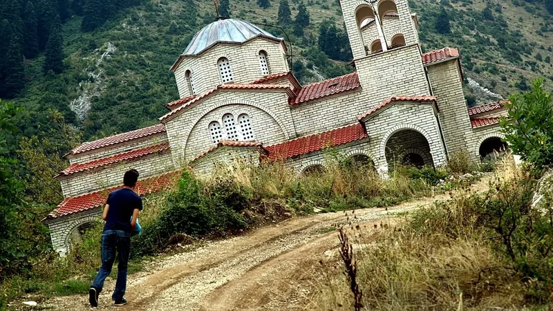 La iglesia que compite con la Torre de Pisa en Tesalia