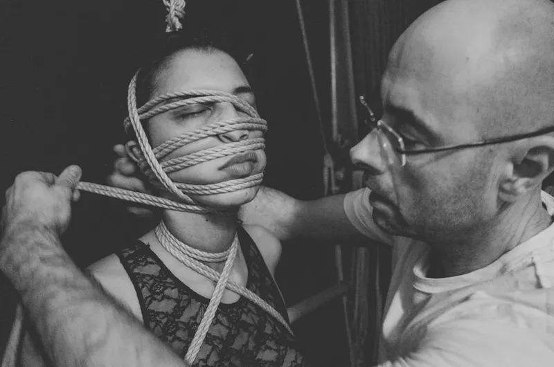 La Manipulación en la Industria Musical: Una Mirada Crítica a las Estrategias de Éxito