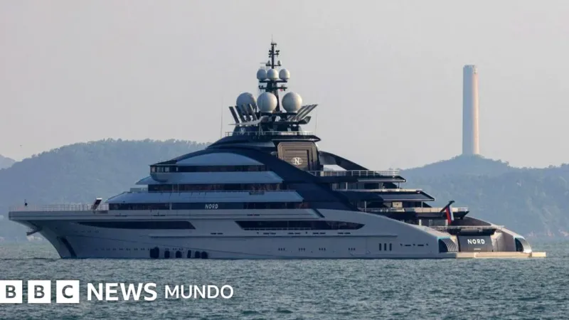 El yate del hombre más rico de Rusia navega en medio del bloqueo de Irán